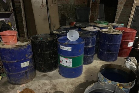 केरोसिन में केमिकल मिलाकर डीज़ल बनाने के कारखाने पर एसटीएफ का छापा