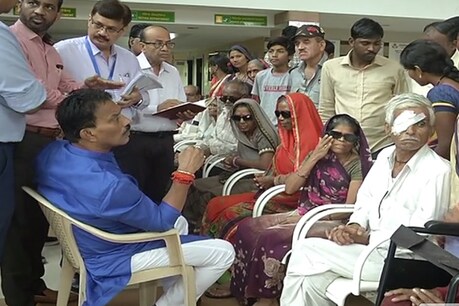 स्वास्थ्य मंत्री तुलसी सिलावट आंखफोड़वा कांड के शिकार मरीजों से मिलने अस्पताल पहुंचे