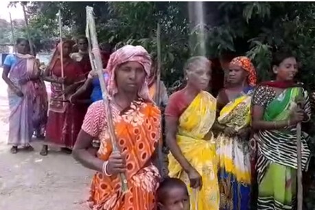 सुवारी गांव के बाहर सुरक्षा में खड़ी महिलाएं
