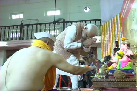 पीएम मोदी, हवाई अड्डे से सीधा लोकमान्य सेवा संघ परिसर के मंडप पहुंचे, जहां उन्होंने भगवान गणेश के दर्शन किए.
