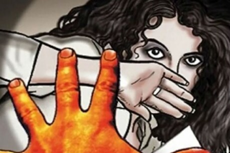 रेलवे पुलिस रेप के आरोपी सफाइकर्मियों को हिरासत में लेकर उनसे पूछताछ कर रही है (प्रतीकात्मक तस्वीर)