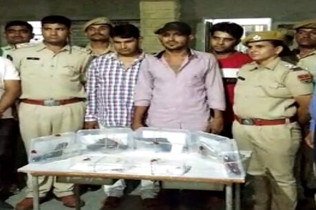 सपना चौधरी के डांस पर हथियार लहराने का वीडियो वायरल करने वाले गिरफ्तार, 5 पिस्टल और 21 कारतूस जब्त सपना चौधरी के डांस पर हथियार लहराने का वीडियो वायरल करने वाले गिरफ्तार, 5 पिस्टल और 21 कारतूस जब्त