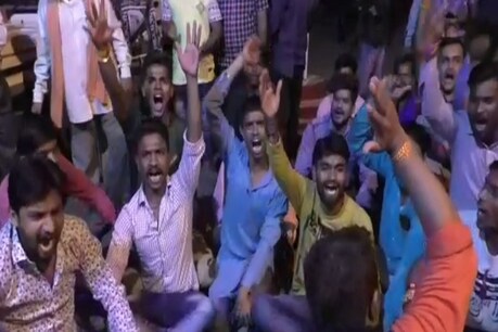 थाने में धरने पर बैठकर नारेबाजी करते आरएसएस और बीजेपी के कार्यकर्ता