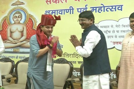 जैन समाज के कार्यक्रम में शामिल हुए सिंधिया, बाढ़ प्रभावितों के लिए केंद्र से मांगी मदद जैन समाज के कार्यक्रम में शामिल हुए सिंधिया, बाढ़ प्रभावितों के लिए केंद्र से मांगी मदद