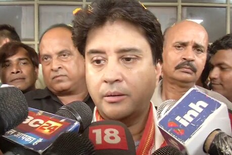 सिंधिया ने कमलनाथ सरकार को दी नसीहत, बोले- शासन में किसी का हस्तक्षेप नहीं होना चाहिए सिंधिया ने कमलनाथ सरकार को दी नसीहत, बोले- शासन में किसी का हस्तक्षेप नहीं होना चाहिए