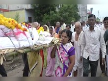 महाराष्ट्र में चार बहुओं ने सास की अर्थी को दिया कंधा, पेश की मिसाल