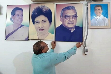 भूपेंद्र सिंह हुड्डा की फोटो लगाते कार्यालय सचिव