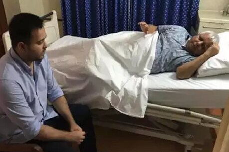 लालू प्रसाद यादव से मिलने रिम्स के पेइंग वार्ड पहुंचे तेजस्वी यादव (फाइल फोटो)