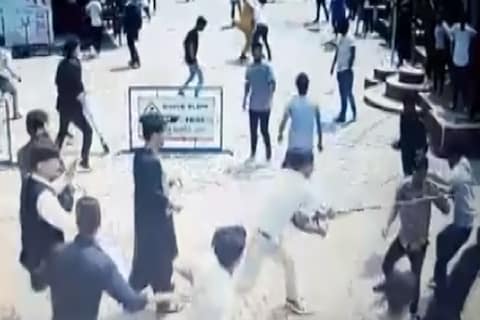 सीसीटीवी फुटेज में डंडे से हमला करते दिखा अफगानी छात्र 