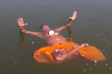 Photos : ये महाशय पानी में करते हैं सुंदरकांड, शिव आराधना और दुर्गा चालीसा