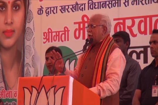 चुनावी सभा को संबोधित करते हरियाणा के मुख्यमंत्री मनोहर लाल खट्ट्र 