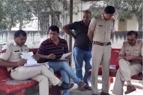 युवक कृष्ण कुमार ने अपनी पत्नी मुकेश देवी, पुत्र दीपांशु और पुत्री मोनिका को दूध में जहर देकर पिला दिया और बाद में खुद ने भी पी लिया. पुलिस पूरे मामले की जांच कर रही है. फोटो : न्यूज 18 राजस्थान ।