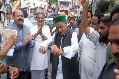 धर्मशाला में डांस करते हुए कांग्रेस के पूर्व मंत्री भरमौरी.