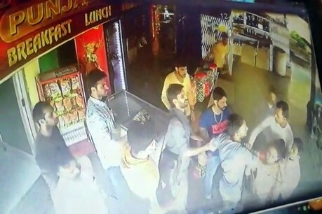 ढाबा पर सैलानी से मारपीट करते हुए.