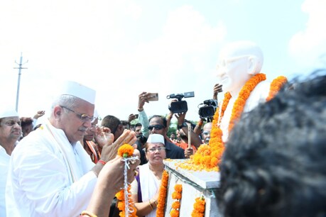 सीएम बघेल ने नहर सत्याग्रह स्मृति उद्यान में महात्मा गांधी की प्रतिमा का अनावरण किया.