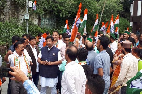 धर्मशाला में चुनाव प्रचार के दौरान कांग्रेस नेता.