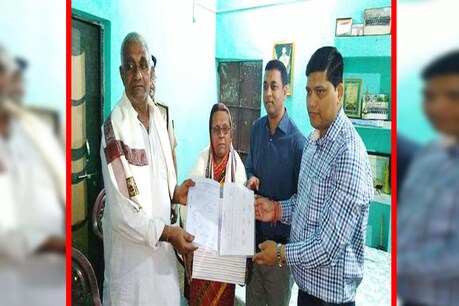 शहीद के माता-पिता को जनीम के पेपर सौंपते DC