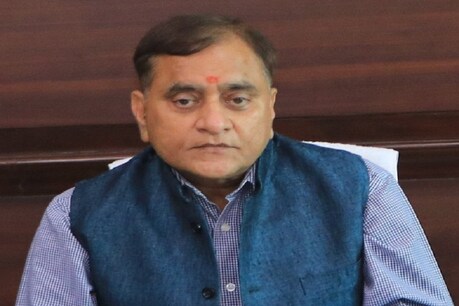 उत्तर प्रदेश के पुलिस महानिदेशक ओपी सिंह ने दीवाली पर प्रदेश के सभी थानों में मिट्टी के दिये प्रज्जवलित करने का निर्देश दिया है.