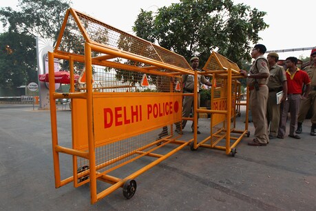 दिल्ली: एक ही रजिस्ट्रेशन नंबर से चलाता था दो कार, पुलिस ने किया गिरफ्तार दिल्ली: एक ही रजिस्ट्रेशन नंबर से चलाता था दो कार, पुलिस ने किया गिरफ्तार