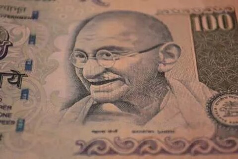  देश 2 अक्टूबर को महात्मा गांधी की 150वीं जयंती मना रहा है. इसीलिए इस मौके पर हम आपको बता रहे हैं कि राष्‍ट्रपिता महात्‍मा गांधी की तस्‍वीर पहली बार बैंक नोट पर कब छपी थी और कहां से इसे लिया गया है. 