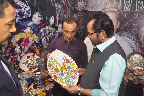 'हुनर हाट' के जरिए मिलेगी लाखों लोगों को नौकरी! सरकार ने बताया अगले 5 साल का प्लान 'हुनर हाट' के जरिए मिलेगी लाखों लोगों को नौकरी! सरकार ने बताया अगले 5 साल का प्लान