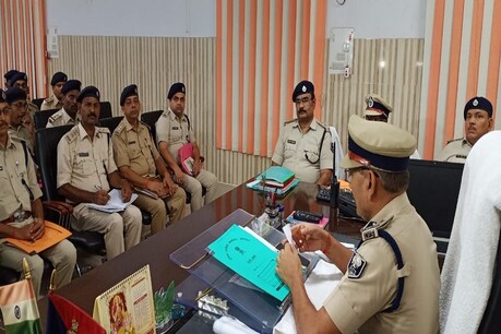 क्राइम कंट्रोल पर बैठक कर रहे थे DGP, लेकिन शहर में अपराधी बरपा रहे थे कहर, पढ़ें पूरा मामला क्राइम कंट्रोल पर बैठक कर रहे थे DGP, लेकिन शहर में अपराधी बरपा रहे थे कहर, पढ़ें पूरा मामला