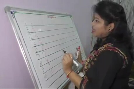 दोनों हाथों से ‘उल्टा-सीधा' लिख सकती हैं अलीगढ़ की कनिका वार्ष्णेय दोनों हाथों से ‘उल्टा-सीधा' लिख सकती हैं अलीगढ़ की कनिका वार्ष्णेय