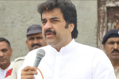 आदमपुर में अपराजेय हैं और दो बार मुख्यमंत्री रह चुके भगतलाल के बेटे कुलदीप बिशनोई हैं आदमपुर में अपराजेय हैं और दो बार मुख्यमंत्री रह चुके भगतलाल के बेटे कुलदीप बिशनोई हैं