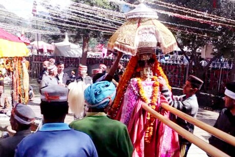 अंतरराष्ट्रीय कुल्लू दशहरा में इस बार देवी-देवताओं की संख्या में बढ़ोतरी हुई.