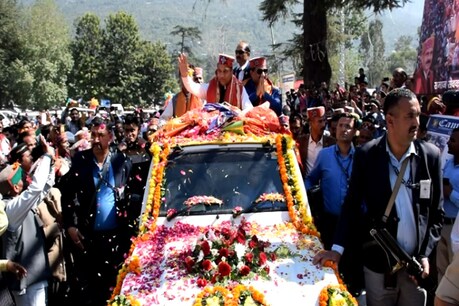 कुल्लू पहुंचने पर मुख्यमंत्री जयराम ठाकुर का स्थानीय लोगों ने खूब गर्मजोशी से स्वागत किया