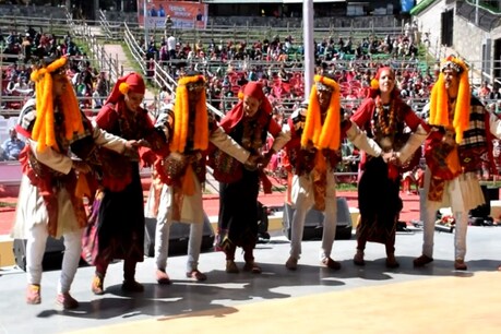 कुल्लू दशहरे के तीसरे दिन लाल चंद प्रार्थी कला केन्द्र में हो रहा है लोकनृत्य प्रतियोगिता का आयोजन