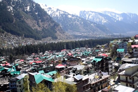 बर्फबारी में विश्व विख्यात रोहतांग दर्रा दो बार बंद हो चुका है.