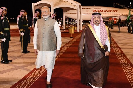 पीएम मोदी सोमवार देर रात सऊदी अरब पहुंचे.