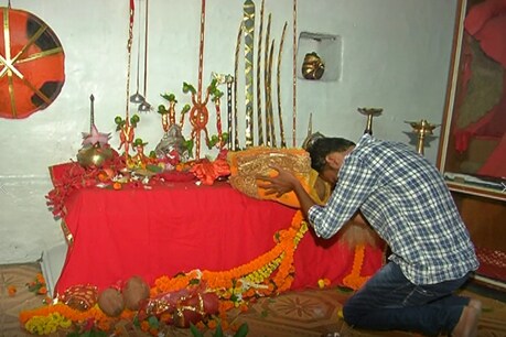 मान्यता है कि मठ के पठ खुलने के बाद यहां रखे माता के शस्त्रों की भी पूजा की जाती है.