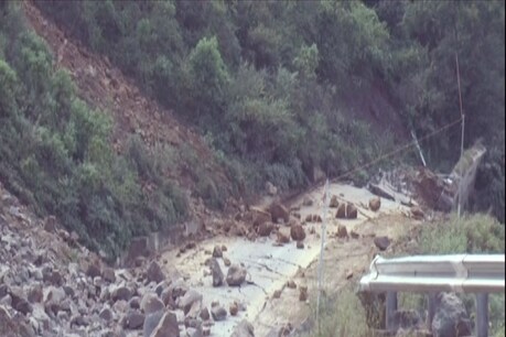 हिमाचल: NH-707 पर 200 मीटर सड़क टूटकर गिरी नदी में गिरी, बहाल होने में 20 दिन लगेगा हिमाचल: NH-707 पर 200 मीटर सड़क टूटकर गिरी नदी में गिरी, बहाल होने में 20 दिन लगेगा