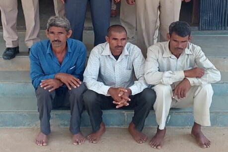 सोनभद्र के उम्भा नरसंहार कांड में फरार तीन आरोपियों को पुलिस ने मध्यप्रदेश से गिरफ्तार किया है.