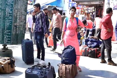 ऊना में बस का इंतजार करते यात्री.