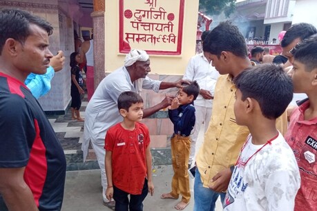 गोरखपुर के बांसगांव क्षेत्र में मां दुर्गा को रक्त देते बच्चे.
