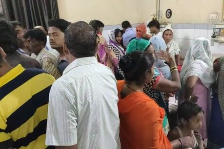एटा में कार और रोडवेज बस की भीषण टक्कर