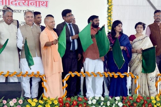 प्राइवेट ट्रेन तेजस को CM योगी ने दिखाई हरी झंडी