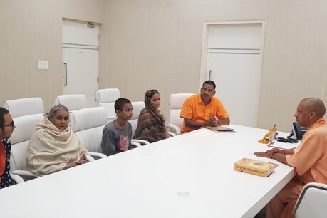 कमलेश तिवारी हत्याकांड: सीएम योगी से मिले पीड़ित परिवार, रखीं ये 11 मांग कमलेश तिवारी हत्याकांड: सीएम योगी से मिले पीड़ित परिवार, रखीं ये 11 मांग