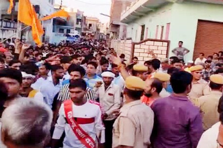 बीती शाम विजयादशमी के जुलूस के समय उपद्रवियों द्वारा किए गए पथराव के बाद जिला प्रशासन ने सुबह 6 बजे से कर्फ्यू लगा दिया है.