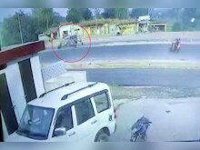 कार से टकराने के बाद ऐसे हवा में उड़े बाइक सवार, CCTV में कैद हुआ हादसा