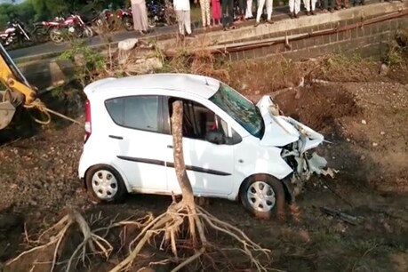 चवली नदी की पुलिया पर रेलिंग नहीं होने के कारण दंपति की कार नदी में जा गिरी