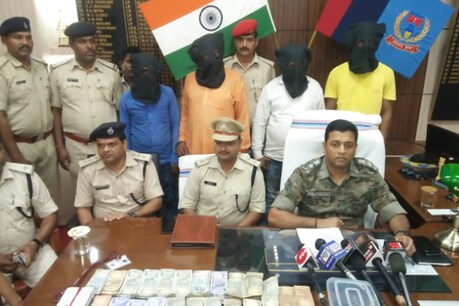 बतौर एसएसपी गिरफ्तार अप्पू सिंह और अखिलेश कुमार पश्चिम बंगाल के आसनसोल के रहने वाले हैं, जबकि जय सहनी पटना के सुल्तानगंज और बृज कुमार यादव धनबाद के धनसार थाना क्षेत्र के जोड़ा फाटक का रहने वाला है.