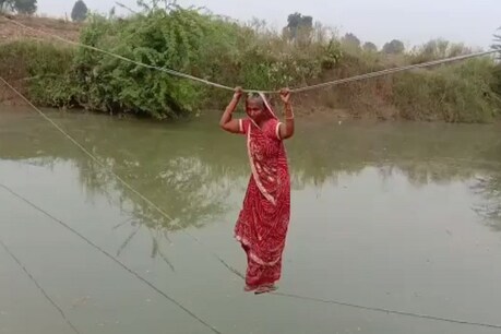 बारां के समसपुर गांव में तारों को पकड़कर घर से खेत पर जाती महिला