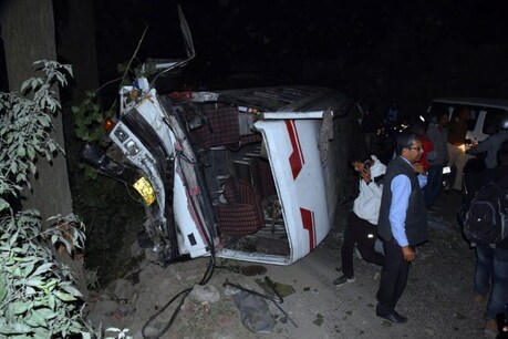 . जब यह हादसा हुआ उस वक्त बस में 30 से 35 यात्री सवार थे जिसमें से 10 से 15 यात्रियों को मामूली चोटें आई हैं.