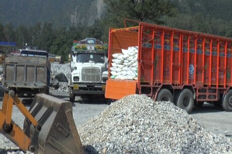 NH-707 का लगभग 200 मीटर हिस्सा खाई में तब्दील हो गया है.