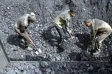 कर्मचारी की मौत मटेरियल ट्राली की चपेट में आने से हुई थी (file photo)