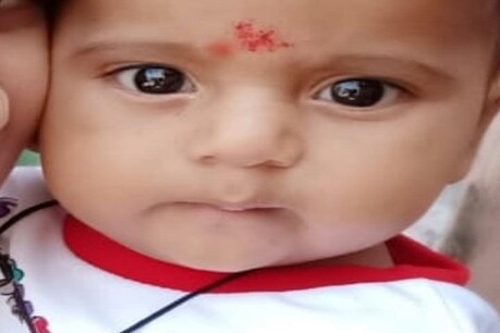 स्कूल बस के चपेट में आने से डेढ़ साल के बच्चे की मौत हो गई.